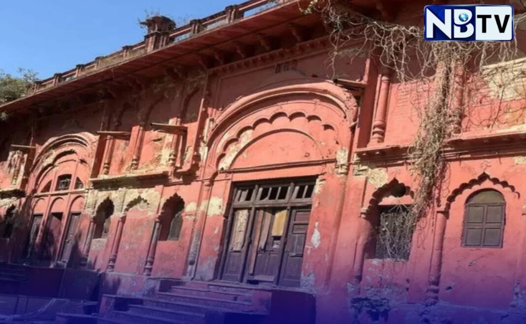 দুই শতাব্দী পুরনো ঐতিহাসিক লাল বারাদরি মসজিদে পড়ল তালা, লখনউ বিশ্ববিদ্যালয়ে বিরুদ্ধে প্রতিবাদী ছাত্ররা