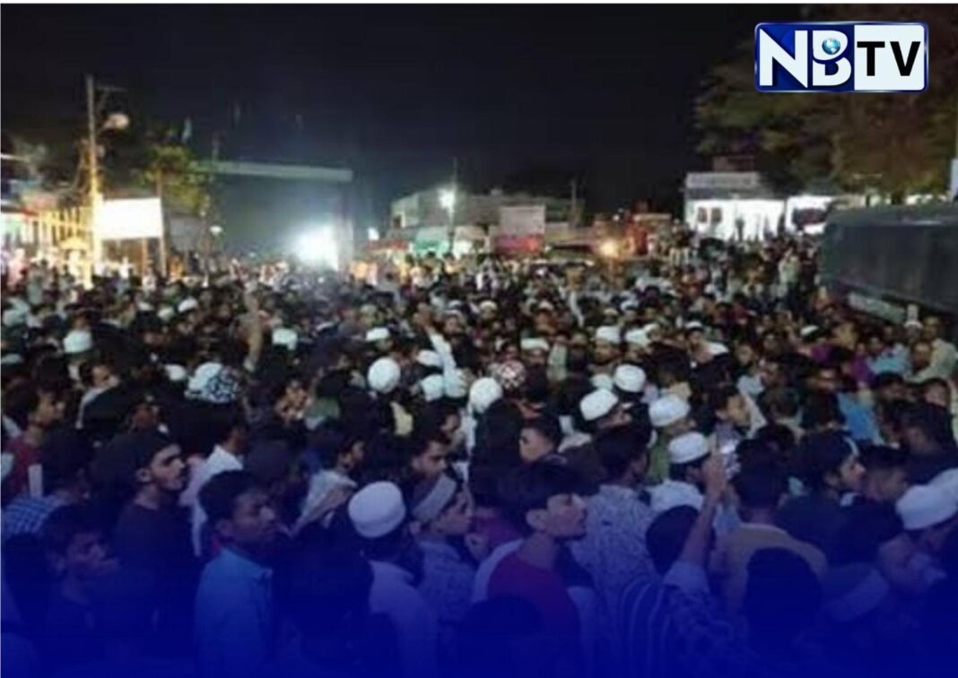 দুই মুসলিম শিক্ষকের ওপর হামলার অভিযোগে কর্নাটকে ছড়ালো উত্তেজনা, থানার সামনে বিক্ষোভ করল হাজারো মানুষ!