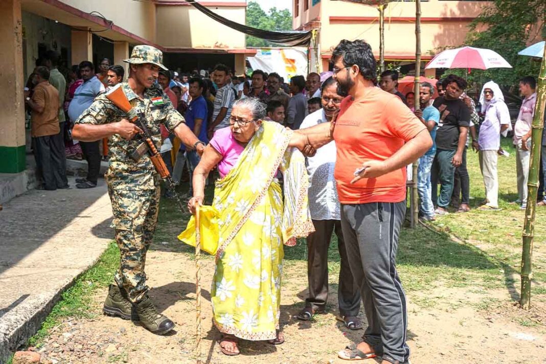 তীব্র গরমে ভোট দিতে গিয়ে মৃত্যু, প্রথম দফায় চার জেলায় প্রাণ হারালেন চার ভোটার