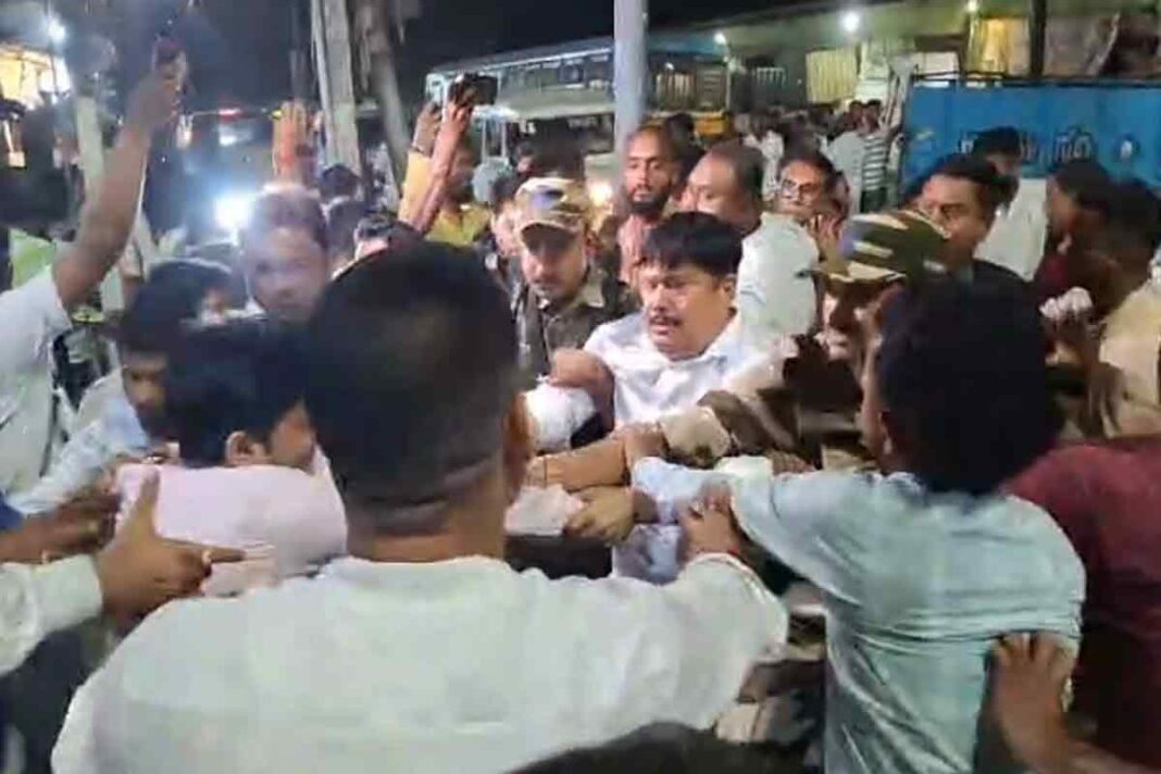 ভোটের আগে ভাটপাড়ায় থানার সামনে সংঘর্ষ তৃণমূল-বিজেপি, গুলিতে আহত কেন্দ্রীয় বাহিনীর জওয়ান