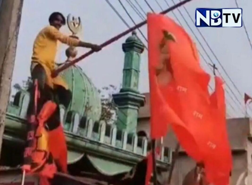 শিলিগুড়িতে রামনবমীর মিছিলে মাদ্রাসায় গেরুয়া পতাকা তুলল হিন্দুত্ববাদী দুষ্কৃতীরা, গ্রেফতার ২ অভিযুক্ত!