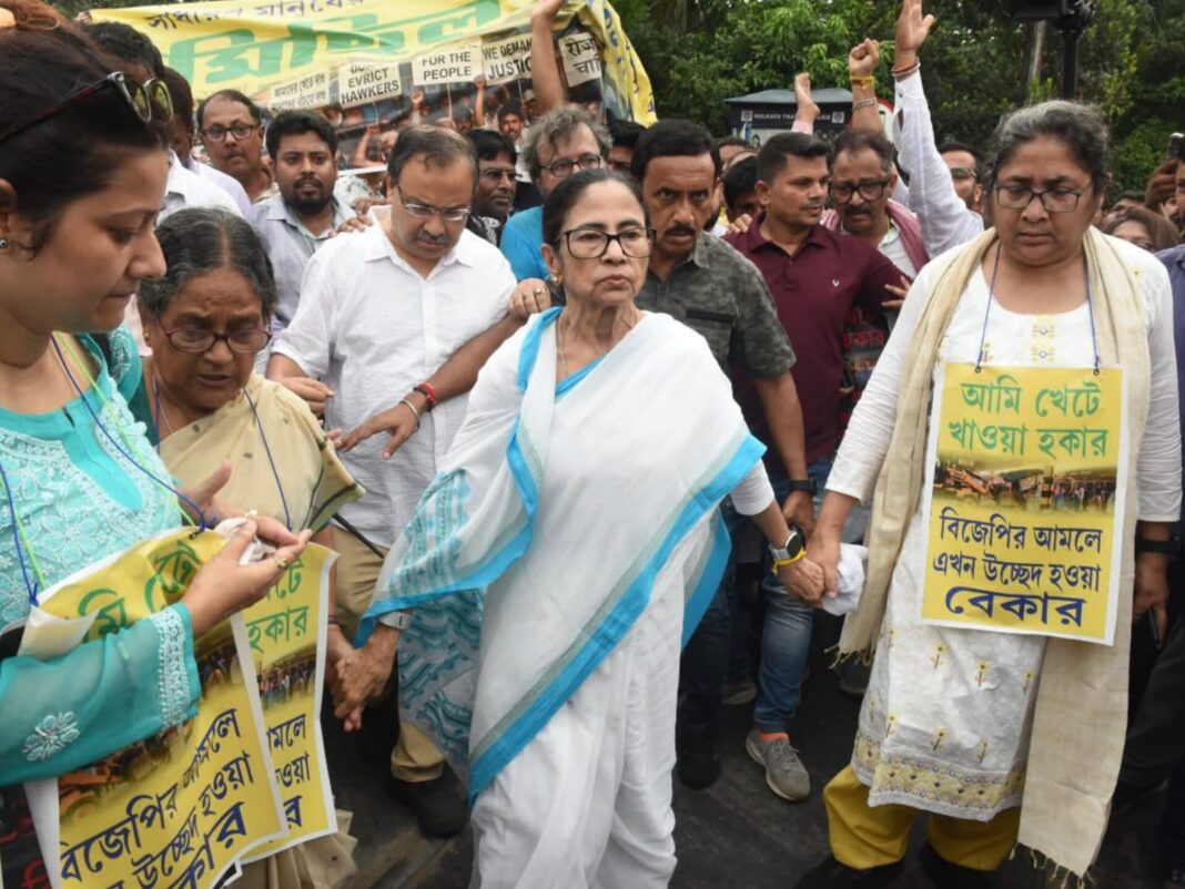 ভোটে পরাজয়ের পর প্রথম পদযাত্রা মমতার,হকার উচ্ছেদ ইস্যুতে মিছিলেও ফাঁকা ছবি! পাশে শুধু হাতে গোনা নেতা-কর্মী