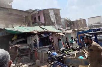 সুরাটে ১০০টা বাড়ি গুঁড়িয়ে দিল বুলডোজার, কিন্তু দায় নিল না কেউ! প্রশ্নের মুখে প্রশাসন