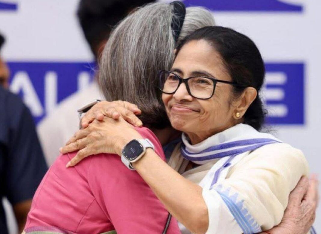 মমতার কংগ্রেসে ফেরার জল্পনায় তোলপাড় বঙ্গ রাজনীতি, ‘ওই জঞ্জালকে আর দলে চাই না’— বিস্ফোরক কংগ্রেস নেতাদের