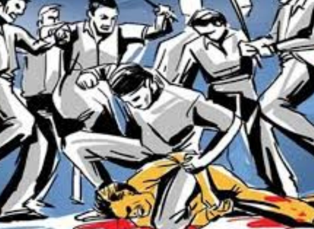 যোগীরাজ্যে আমিষ খাবারের দোকানে দলবল নিয়ে চড়াও হিন্দুত্ববাদীরা