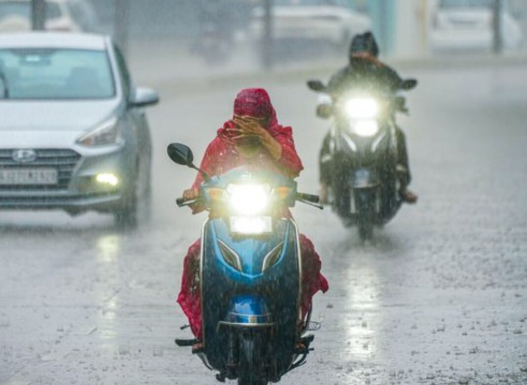 শুক্রবারও সাত জেলায় কালবৈশাখীর তাণ্ডব! দক্ষিণবঙ্গে বিক্ষিপ্ত বৃষ্টির পূর্বাভাস