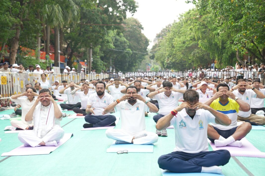 সরকারী কর্মীদের যোগ দিবসে অংশগ্রহণ বাধ্যতামূলক নয়! আদালতের চাপে সুরবদল রাজ্যের
