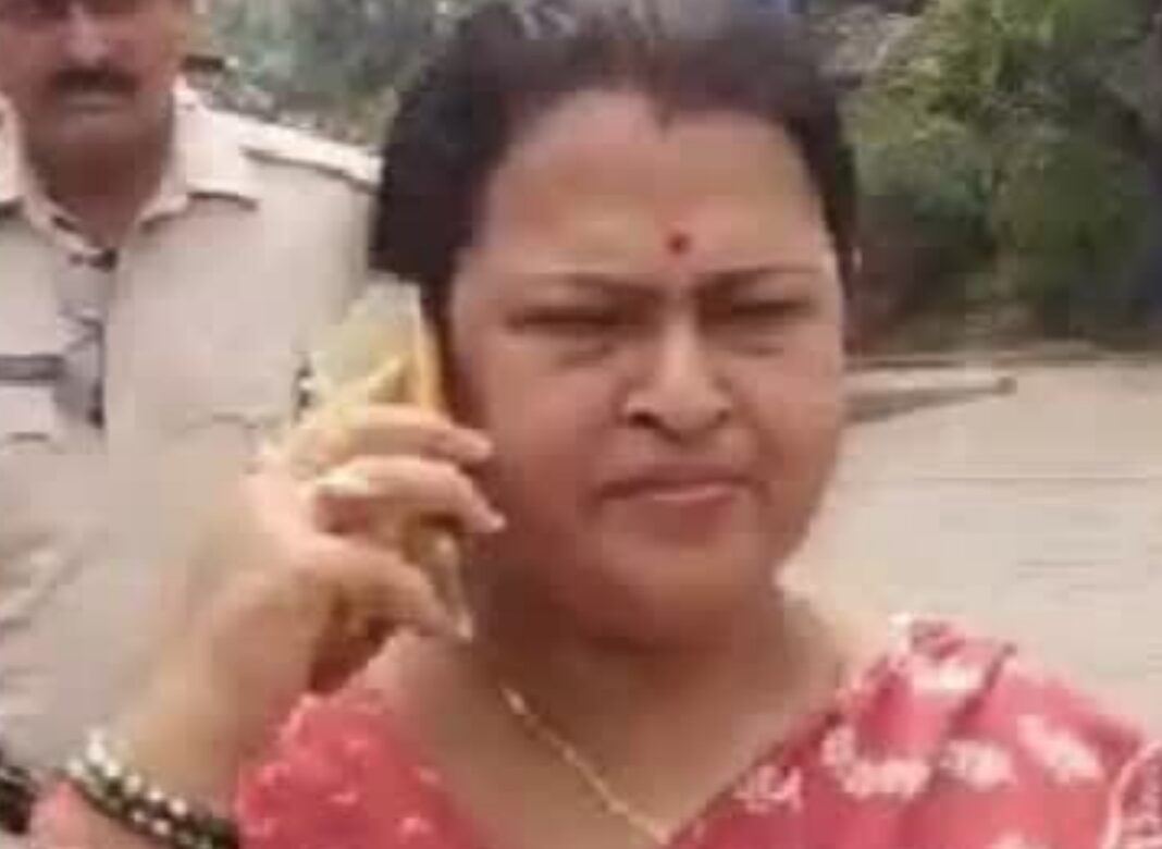 ‘পুলিশ তো আমার ইশারায় চলে!’ দাপুটে তৃণমূল নেত্রী গ্রেফতার হতেই জুটল কাঁচা ডিম ও চড়