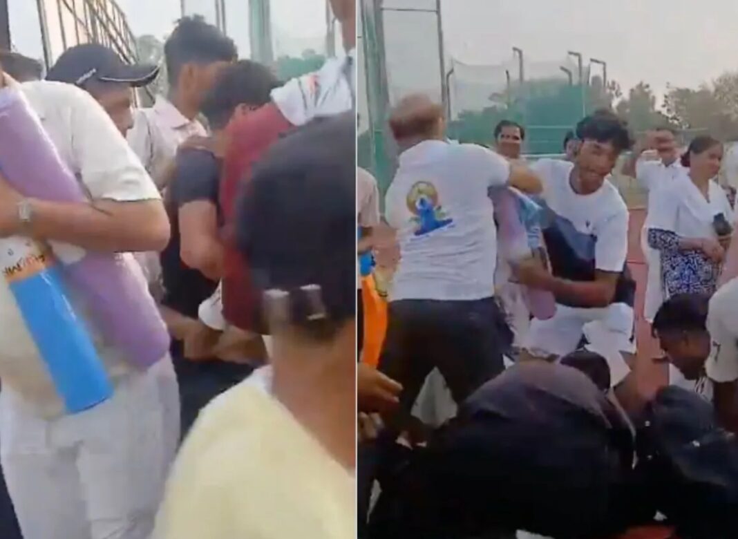 যোগ দিবসের অনুষ্ঠানে ম্যাট বিতরণ ঘিরে হাতাহাতি! উত্তরপ্রদেশের অনুষ্ঠানে বিশৃঙ্খলার ছবি ভাইরাল