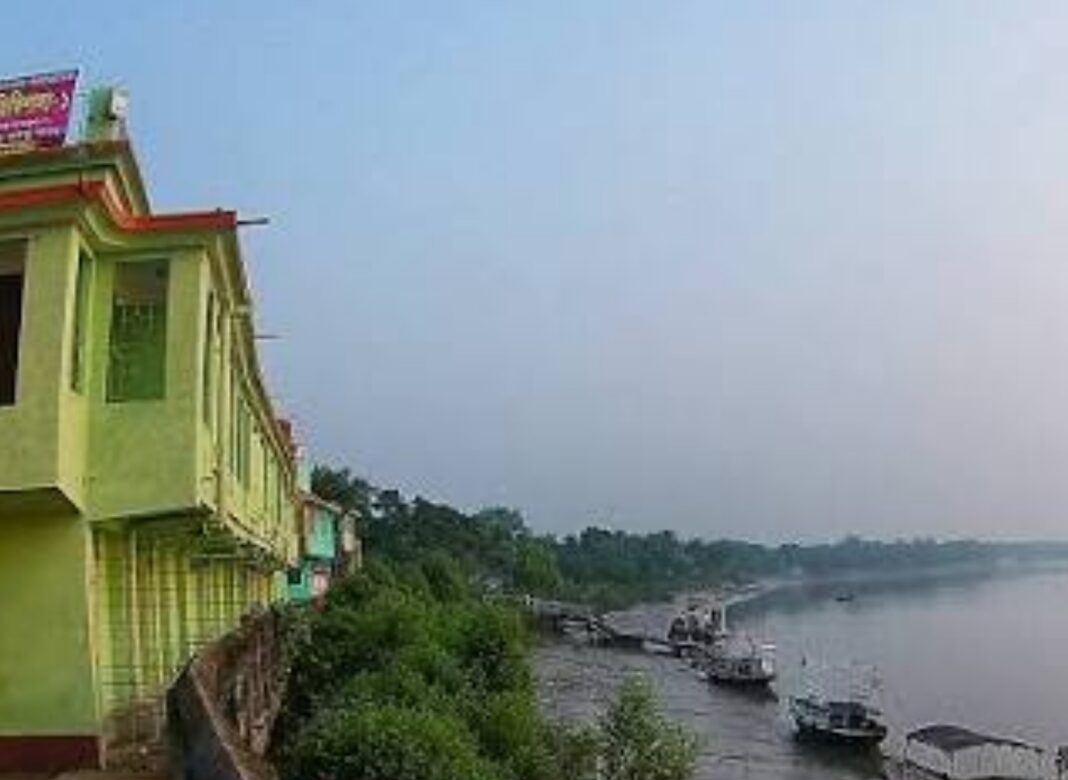 টাকিতে অবৈধ হোটেল-দোকান ভাঙার নোটিশ! ইছামতি নদীর সৌন্দর্য ফেরাতে তৎপর পৌরসভা