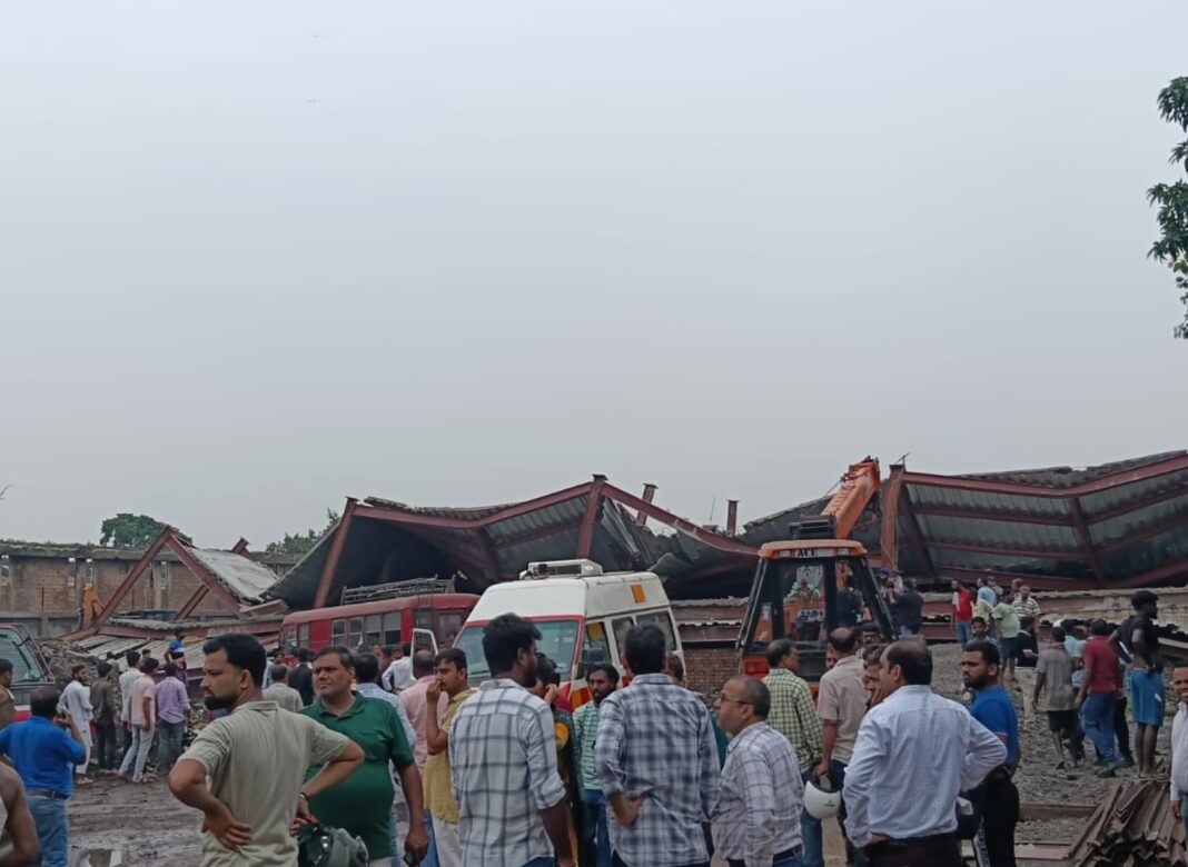তারাতলায় নির্মীয়মাণ গুদাম ভেঙে ভয়াবহ বিপর্যয়, ধ্বংসস্তূপের তলায় আটকে বহু শ্রমিক! বাড়ছে হতাহতের আশঙ্কা