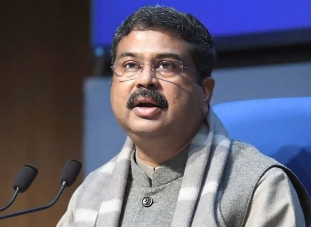 কেন্দ্রীয় মন্ত্রিসভায় হতে পারে রদবদল! নিট কেলেঙ্কারিতে চাপে পড়ে শিক্ষামন্ত্রীর পদ থেকে অপসারণের পথে ধর্মেন্দ্র প্রধান?