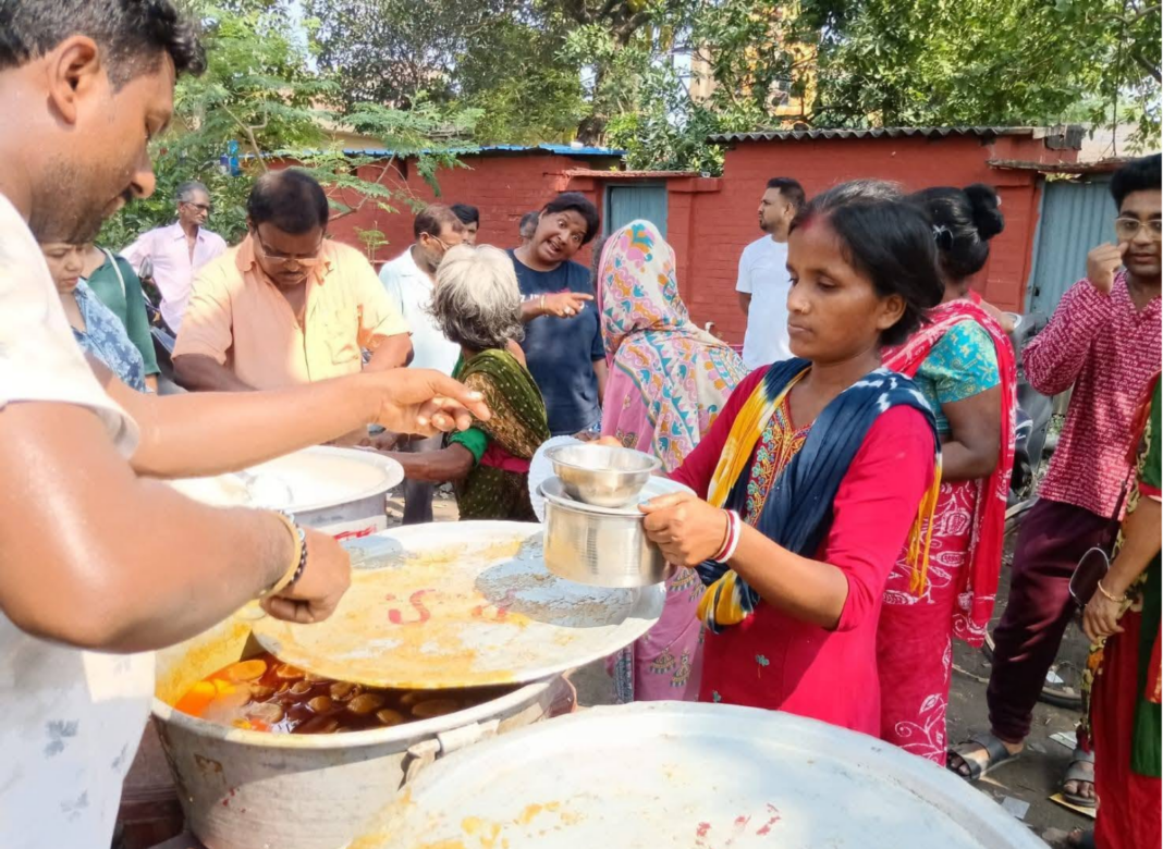 হকার উচ্ছেদে ক্ষতিগ্রস্ত পরিবারের পাশে সিপিএম, হাবরায় চালু কমিউনিটি কিচেন