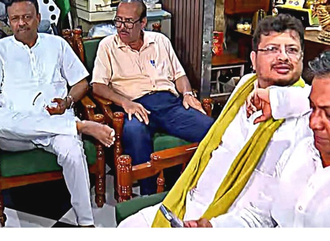 তৃণমূলের আদি দলীয় কার্যালয়ে ঋতব্রত শিবিরের অবস্থান! ঝুলছে নতুন তালা ও ‘মমতাহীন’ পোস্টার, ক্ষুব্ধ কালীঘাট শিবির