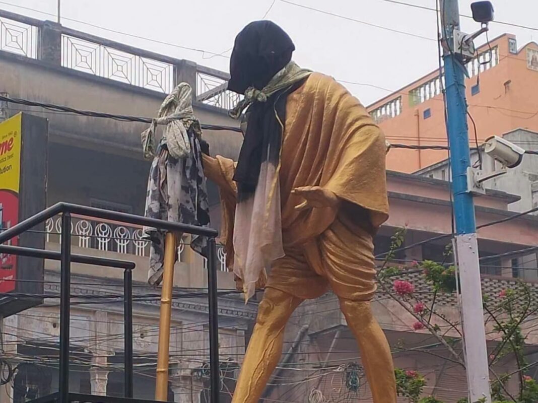 গান্ধীজির মূর্তির মুখ ও হাত কালো কাপড়ে ঢাকা, ছড়াল উত্তেজনা