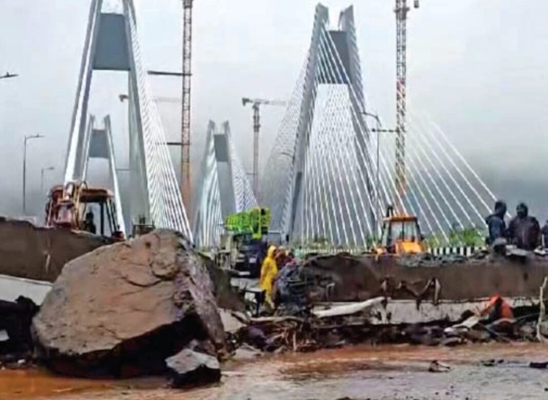 প্রথম বৃষ্টিতেই বিপর্যয়! ৭ হাজার কোটি টাকার পুনে-মুম্বই টানেলে ধস, উঠছে নির্মাণমান নিয়ে প্রশ্ন