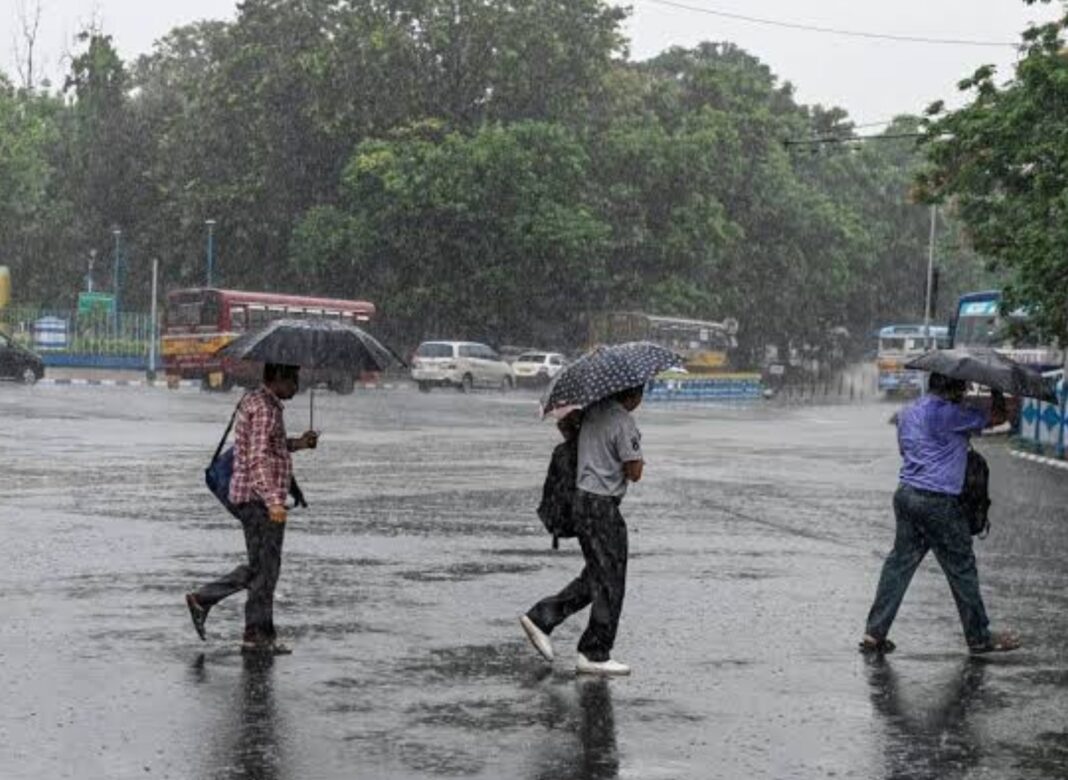 অবিরাম বৃষ্টিতে জলমগ্ন কলকাতা, রাজ্যজুড়ে সতর্কবার্তা