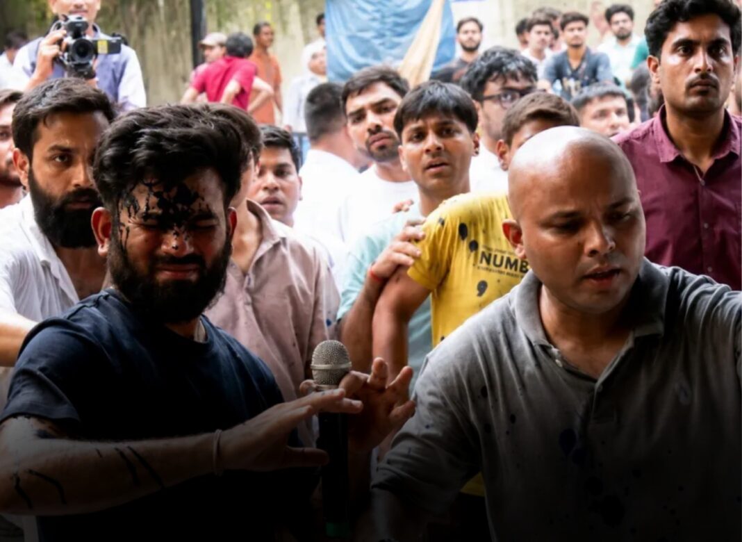 যন্তর মন্তরে ওয়াংচুকের জায়গায় অনশনে বসা অভিজিতের মুখে কালি! ধৃত এক মহিলা