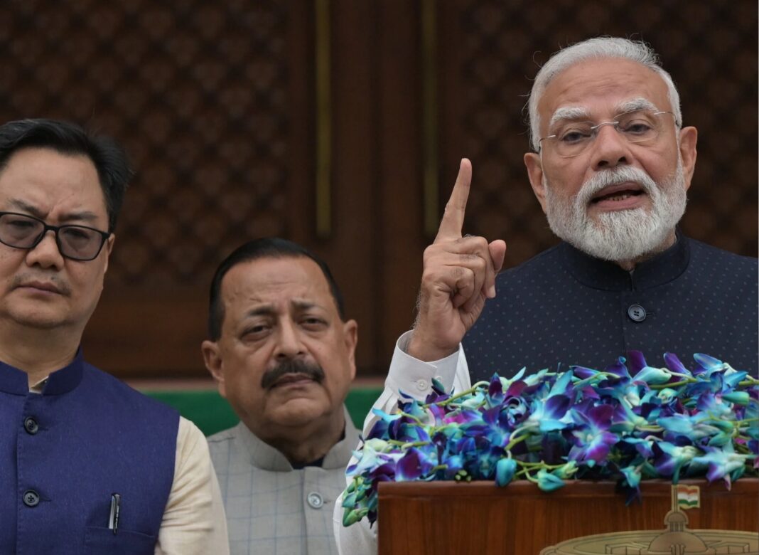 লোকসভায় মোদিকে ঘিরে বিরোধীদের তোপ, ‘চাঁদা চোর’ স্লোগানে উত্তাল সংসদ