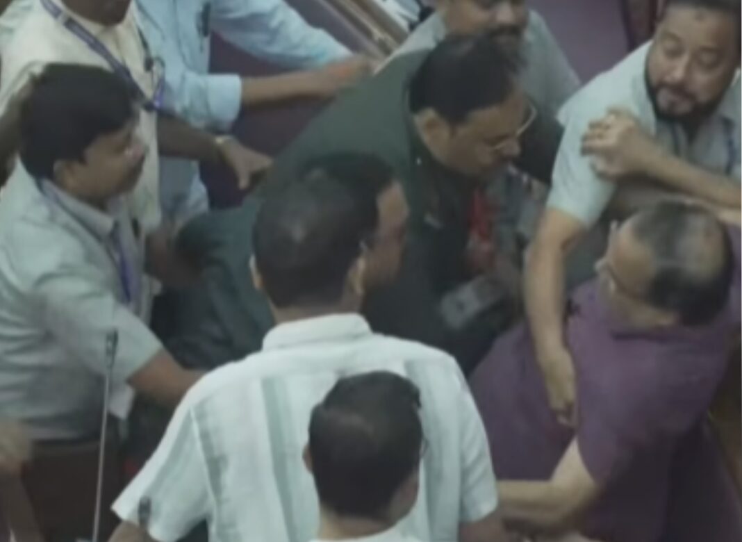 বিধানসভায় হাতাহাতির পরিস্থিতি, কুণালকে বের করার নির্দেশ স্পিকারের!
