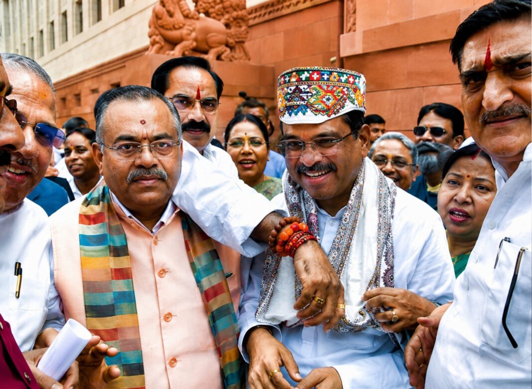 ইস্তফার পর প্রথম সংসদে ধর্মেন্দ্র প্রধান, বিজেপি সাংসদদের ‘জিন্দাবাদ’ স্লোগানে স্বাগত