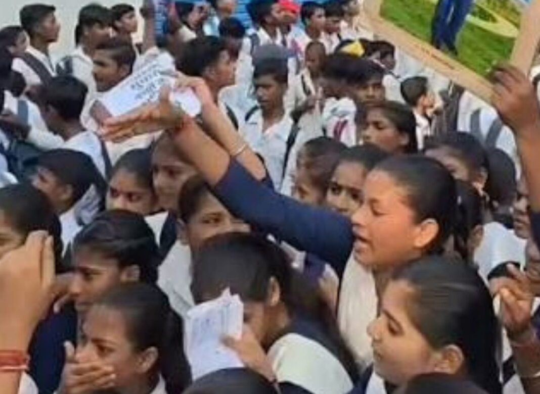 পাখা নেই, জল নেই! ক্ষোভে ফেটে পড়ে ৪ কিমি হেঁটে বিডিও অফিসে হাজির ‘জেন আলফা’ পড়ুয়ারা