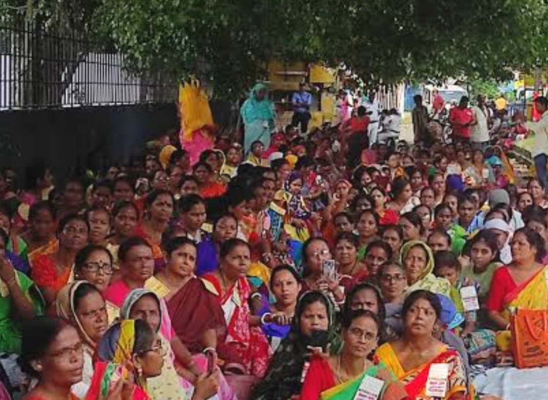 চাকরি নিয়ে অনিশ্চয়তা, আন্দোলনের পথে কলকাতার সাড়ে ৩ হাজার মিড-ডে মিল কর্মী