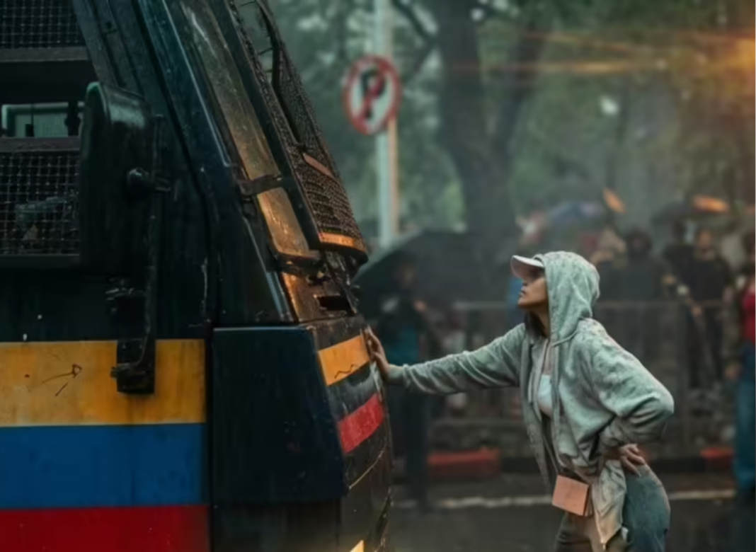 পুলিশ ভ্যানের সামনে একাই দাঁড়ালেন তরুণী, অধিকার রক্ষার বার্তায় আলোড়ন মুম্বাইয়ে