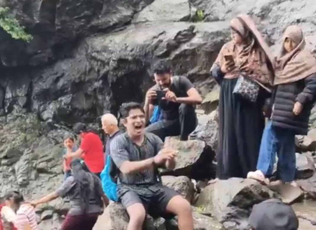 মহারাষ্ট্রে বেড়াতে গিয়ে হিন্দুত্ববাদী স্লোগানে অস্বস্তিতে পড়ল এক মুসলিম পরিবার