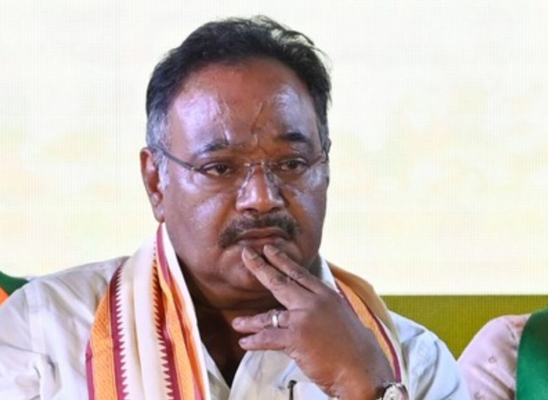 তোলাবাজি নিয়ে কড়া বার্তা শমীকের, কর্মীদের ‘ডিম থেরাপি’র সতর্কতা