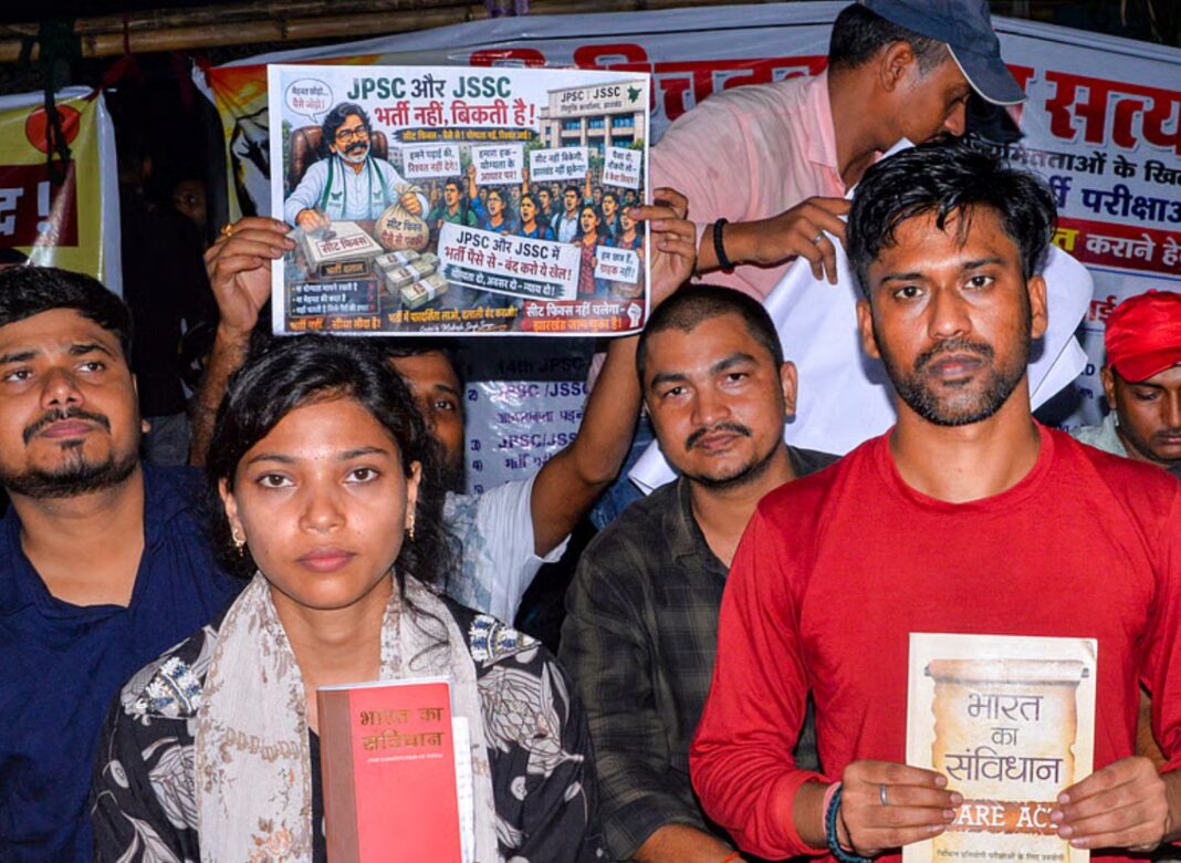 ঝাড়খণ্ডের সরকারি পরীক্ষার অনিয়মের অভিযোগে ফের অনশন! মুখ্যমন্ত্রীর কাছে প্রমাণসহ অভিযোগ জমা দিলেও মিলল না সুরাহা
