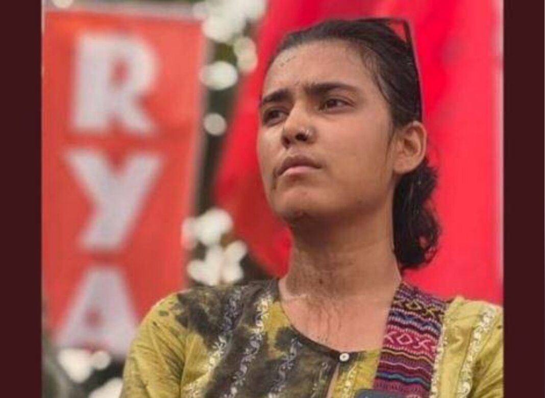 ঝাড়খণ্ডে ছাত্র আন্দোলনের মঞ্চে নেহা বোরাকে লক্ষ্য করে ছোড়া হল কালি, হামলার পরও থামেনি বক্তৃতা!