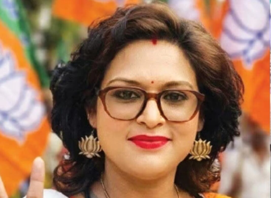 সোশ্যাল মিডিয়ায় ছবি ছড়িয়ে পড়তেই চরম পদক্ষেপ! তোলাবাজির অভিযোগে সাসপেন্ড বিজেপি নেত্রী
