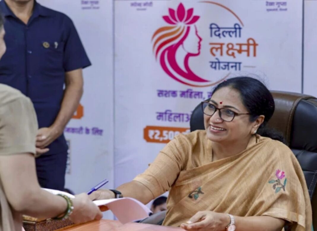 দিল্লির ‘লক্ষ্মী যোজনা’ নিয়ে বিতর্ক! ২০২৯ সাল পর্যন্ত তালাবন্দী লক্ষ্মীদের টাকা