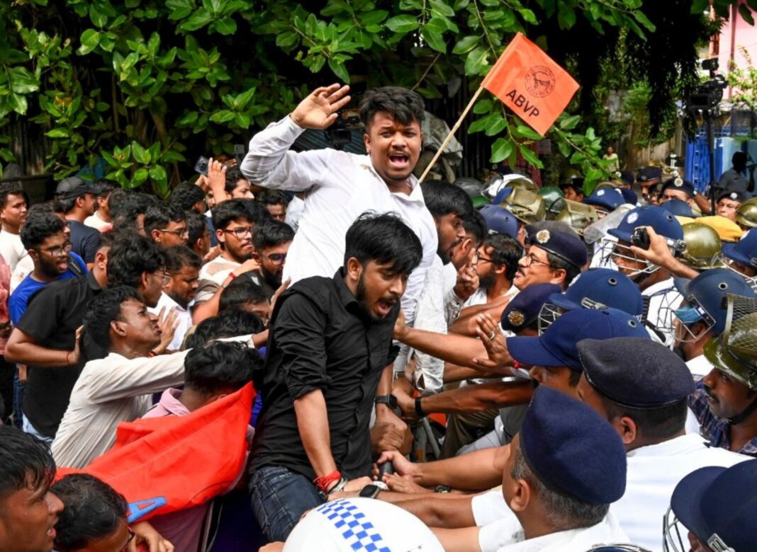 যাদবপুরে প্রতীক ভাঙা ঘিরে বিতর্ক, তদন্ত কমিটি গড়ে অভিযোগ খতিয়ে দেখছে কর্তৃপক্ষ, পাল্টা বামেদের আক্রমণে ABVP