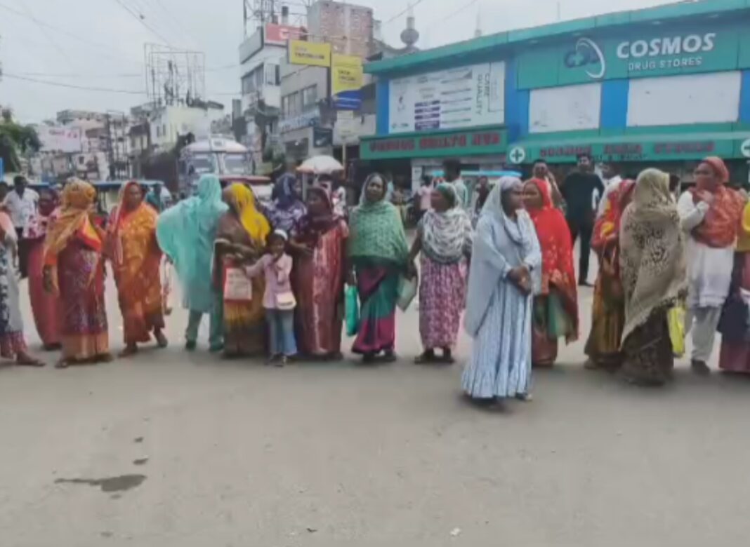 অন্নপূর্ণার টাকা নিয়ে ক্ষোভ, চাঁচলে পথে অবরোধ মহিলাদের