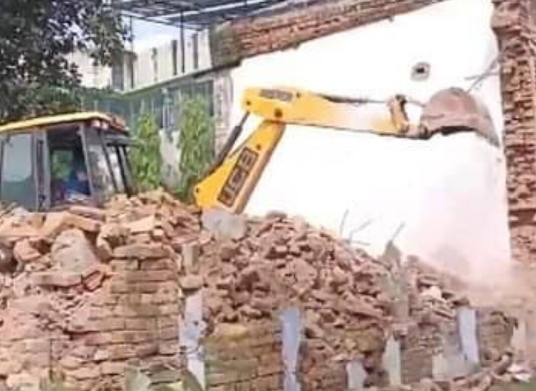 অবৈধ ঘোষণার পর বুলডোজার দিয়ে মাদ্রাসা ভাঙল উত্তরপ্রদেশ প্রশাসন, গ্রেফতার মাওলানা ও ২ ছেলে