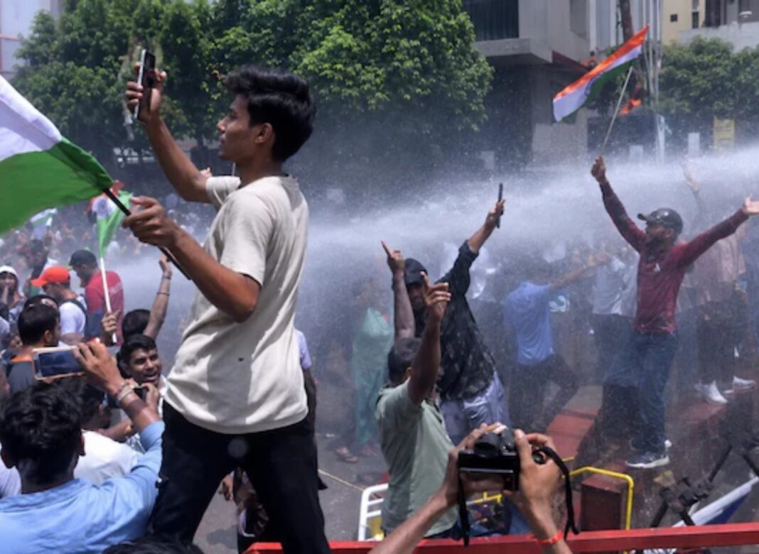 পড়ুয়াদের ‘কুকুর’ বলে মন্তব্য করায় আরও বাড়ল ক্ষোভ, BPSC নিয়ে পটনায় আন্দোলনকারীদের সঙ্গে পুলিশের সংঘর্ষ!