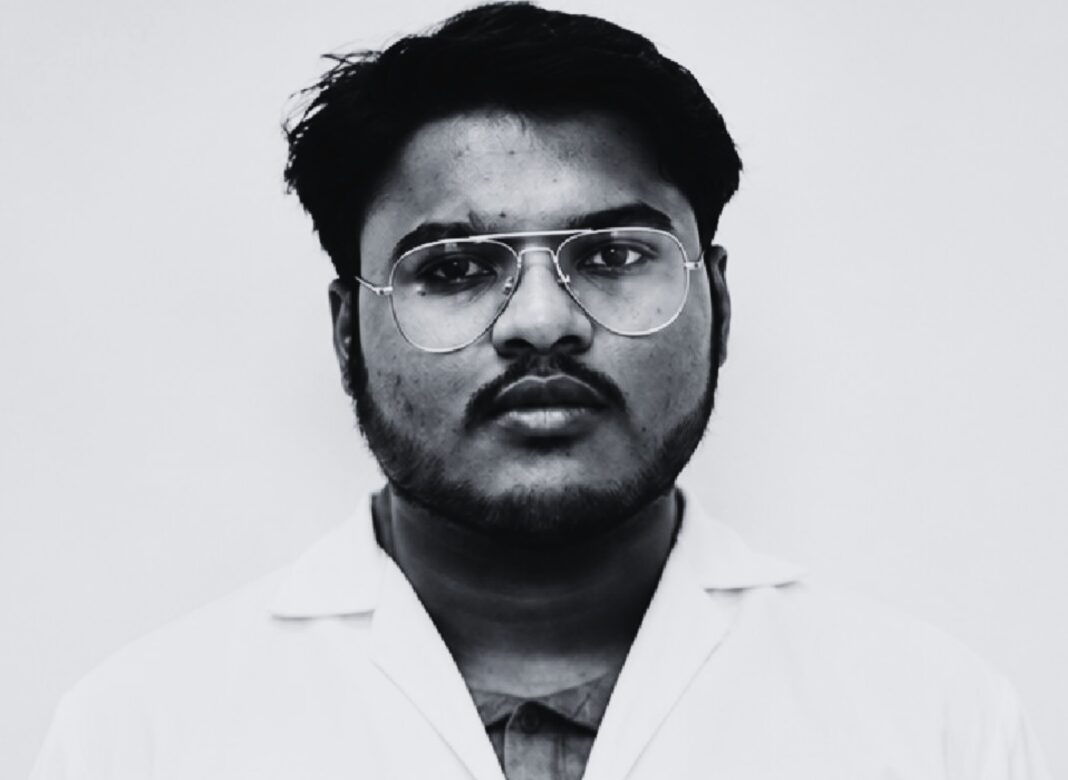 দুর্গাপুরে মেডিকেল কলেজে ছাত্রের ঝুলন্ত মৃতদেহ উদ্ধার, বিহার থেকে আসা ছাত্রের মৃত্যু নিয়ে ছড়িয়েছে রহস্য