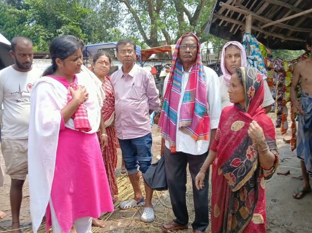 মালদার ভুতনিতে ত্রাণের আশায় বন্যার্তদের ভিড়, বন্যা পরিস্থিতি দেখতে পৌঁছালেন বাম নেত্রী মীনাক্ষী