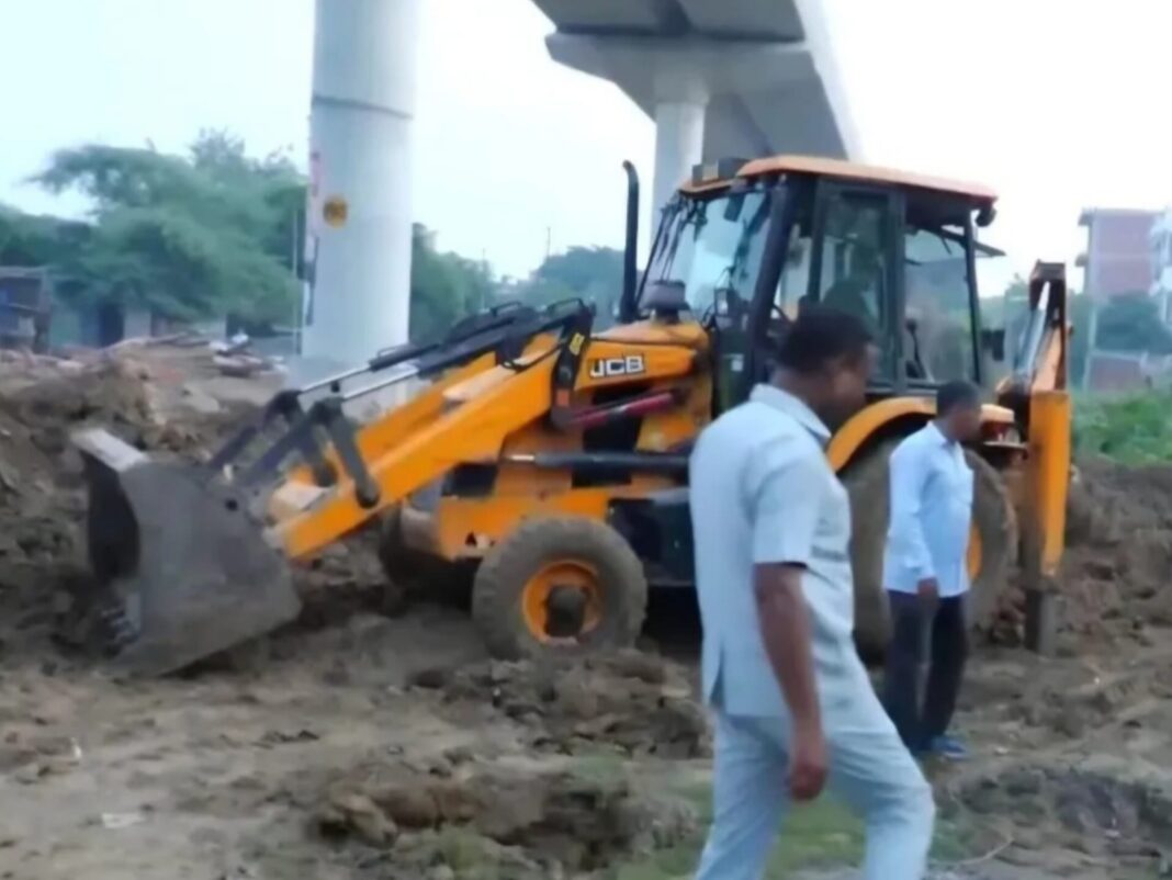 যোগীরাজ্যে প্রায় ১০০ বছরের পুরনো কবরস্থান ভাঙার অভিযোগ, কানপুর ডেভেলপমেন্ট অথরিটির অভিযানে ক্ষোভ স্থানীয়দের