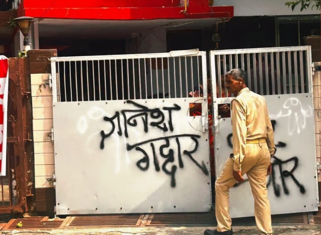 আগরায় মুখ্য নির্বাচন কমিশনারের বাড়ির সামনে বিক্ষোভ, গেটে কালো কালিতে লেখা হল ‘জ্ঞানেশ গদ্দার’