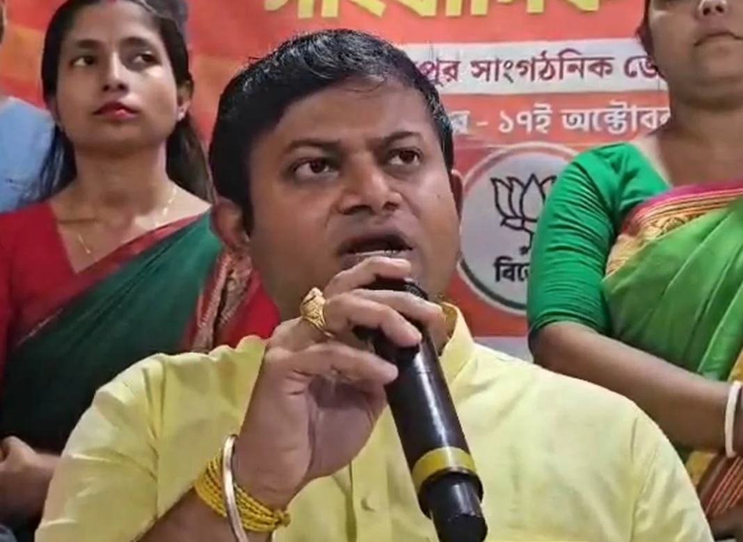 ‘বুকস্টলে দুর্গাপুজো না লিখলে স্টল ভেঙে দেব’ – বামেদের হুঁশিয়ারি বিজেপি বিধায়কের!