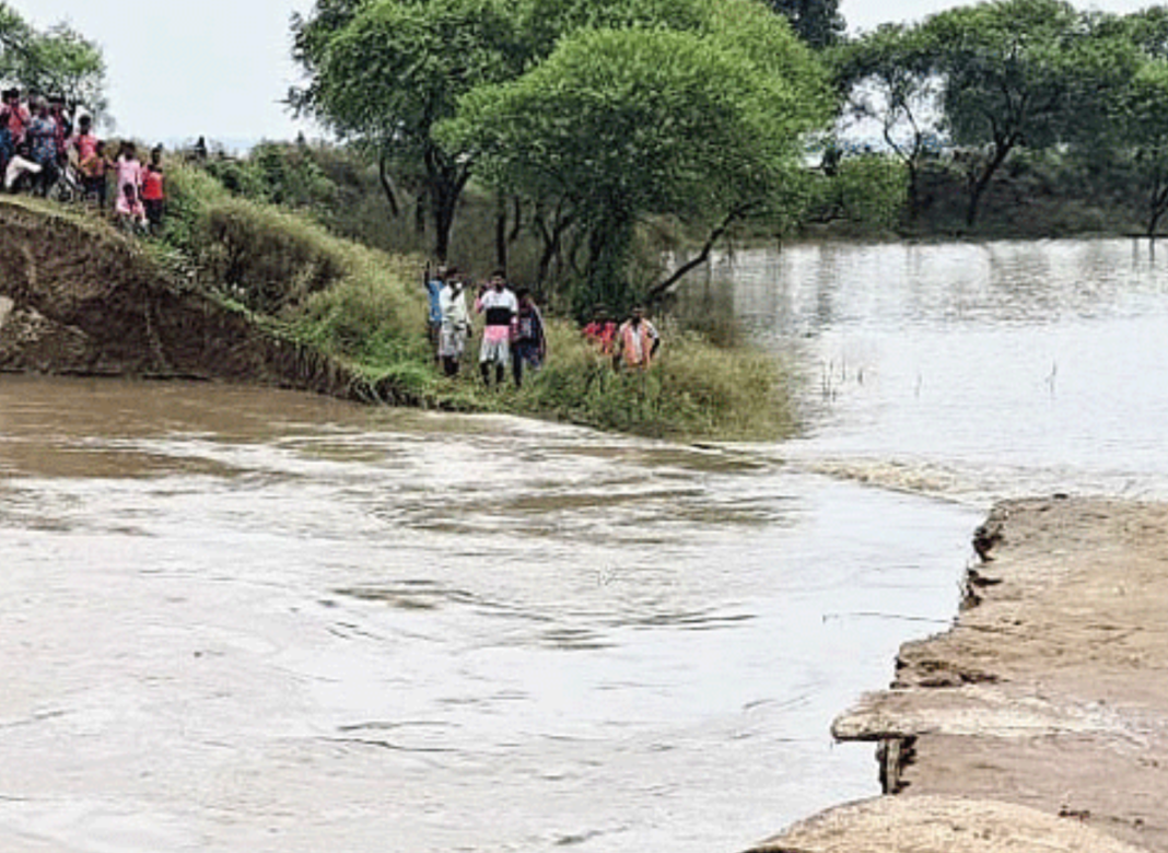 ভাগীরথীর জল বাড়তেই মুর্শিদাবাদে প্লাবন, ভয়াবহ নদীভাঙনে আতঙ্কে হাজার হাজার পরিবার