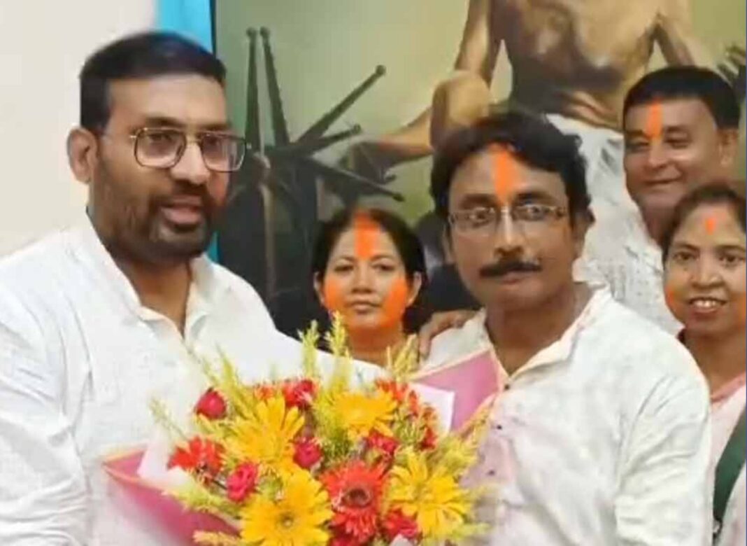 মালদহে ফের পালাবদল, তৃণমূলের ১১ ‘নির্দল’ কাউন্সিলরের সমর্থনে ইংরেজবাজার পুরসভা বিজেপির দখলে