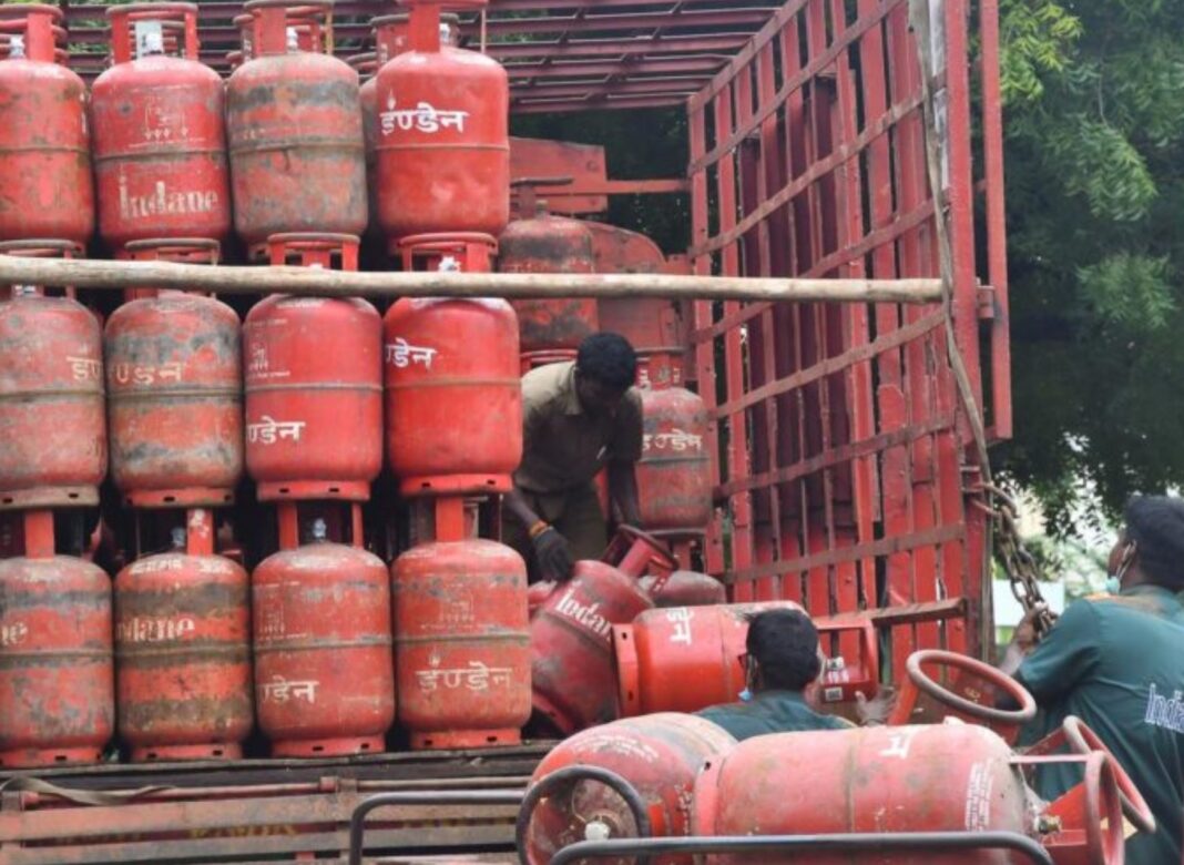 উৎসবের মরসুমের আগেই বাড়ল বাণিজ্যিক LPG-র দাম, সিলিন্ডার পিছু কত বাড়ল খরচ?