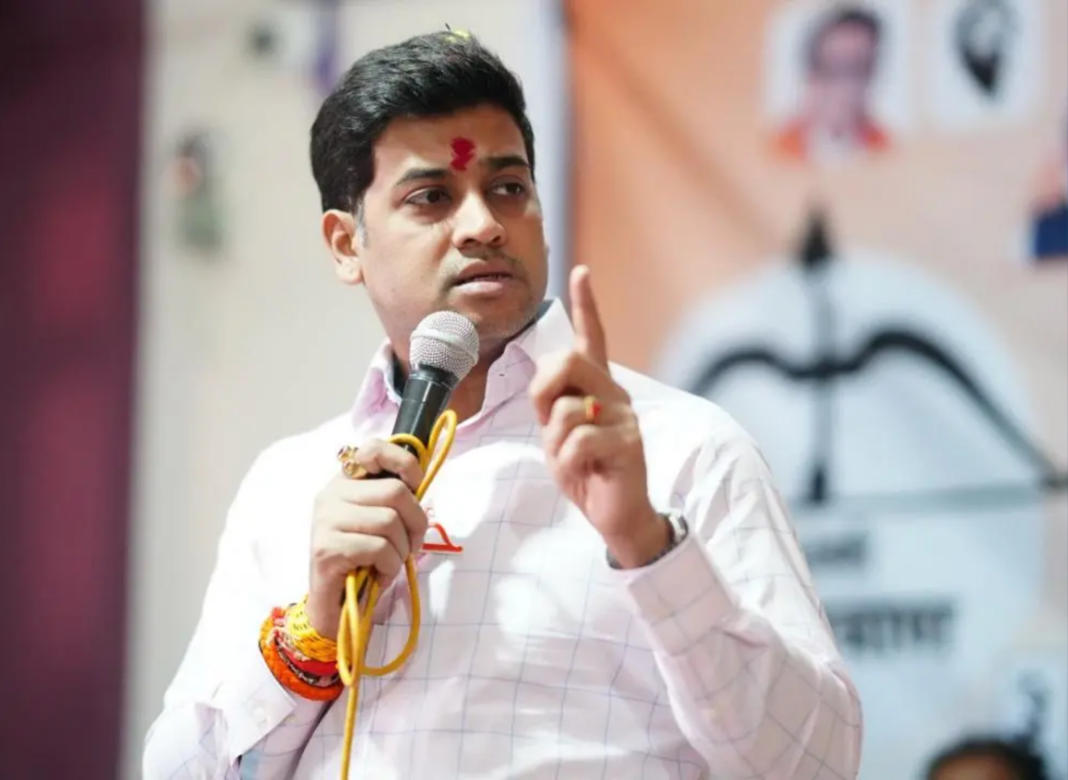 মারাঠা আন্দোলন দুর্বল করতে ৫০০ কোটির প্রস্তাব শিণ্ডে পুত্রের! ভাইরাল অডিও ঘিরে মহারাষ্ট্রে বিতর্ক, তদন্তের নির্দেশ ফড়নবিশের
