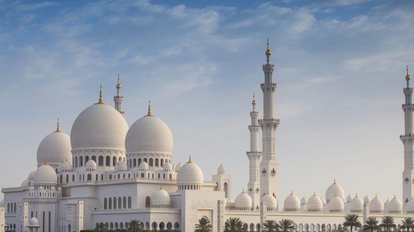 united-arab-emirates--abu-dhabi--sheikh-zayed-grand-mosque-on-cloudy-day-528823395-59935f739abed50010c96277